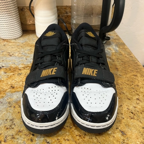 Jordan Legacy 312 Low Black Metallic Gold size 8.5 - Picture 2 of 9